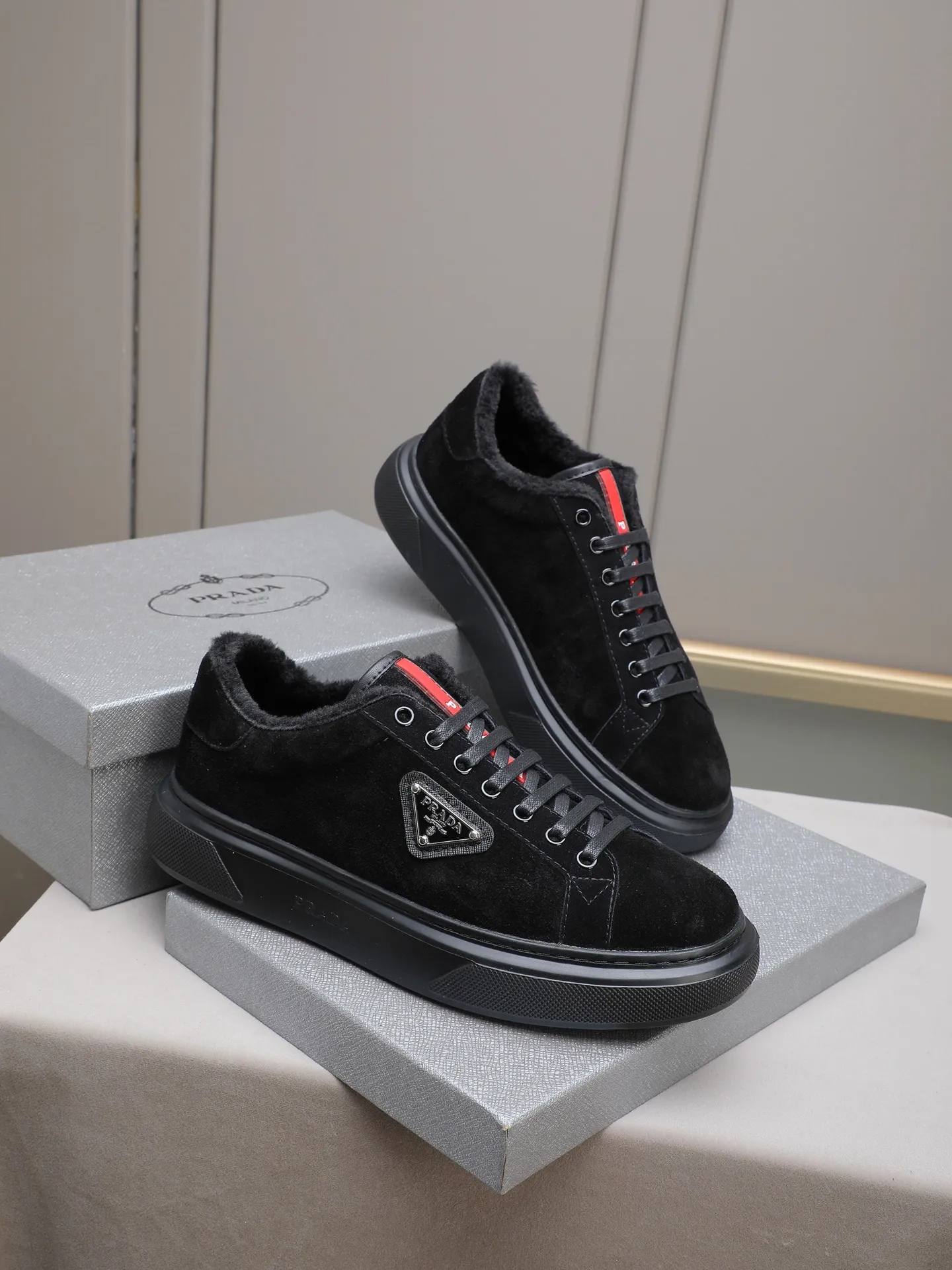 PP440 Prada/Prada men's new casual shoes, this upper is made of imported calfskin + velvet lining! The outside is decorated with the P family's classic metal triangle enamel logo, and the outsole is made of non-slip sports foam ultra-light outsole, which feels good on the feet and is a fashionable and fashionable item! Four colors to choose from!  Size: 38-44 (45 customized)
